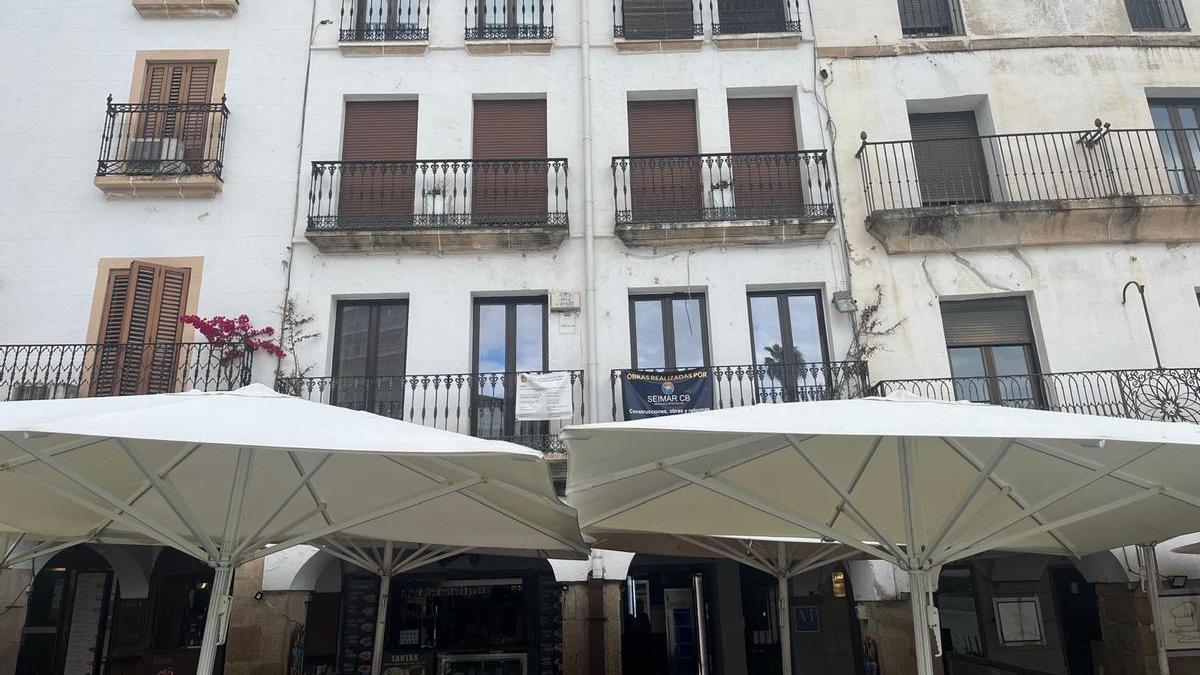 Edificio número 34 de la plaza Mayor de Cáceres, que se va a destinar a apartamentos turísticos.