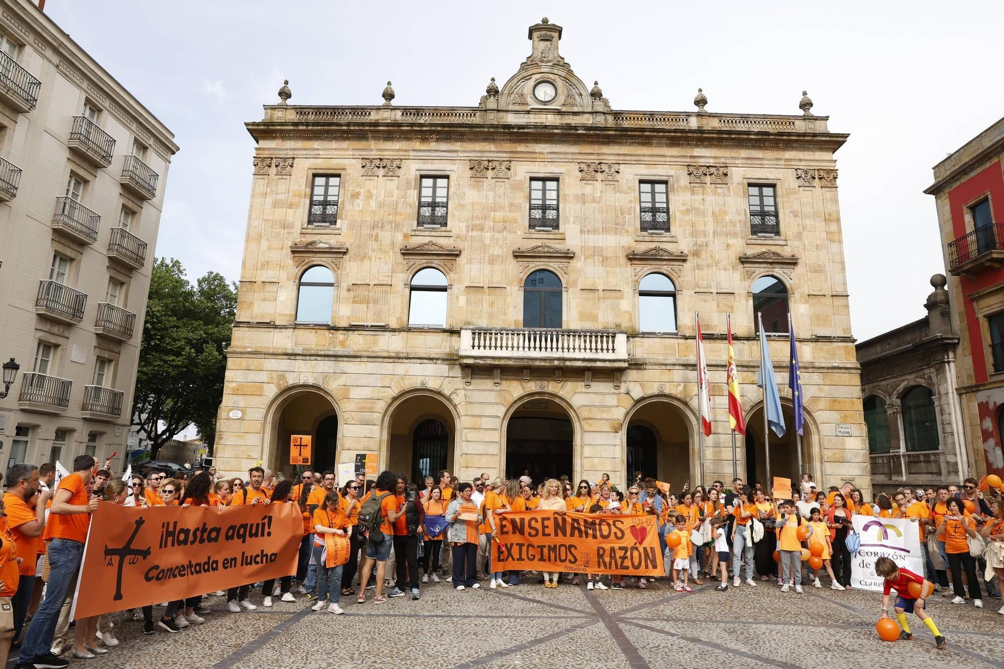 Así fue la gran concentración en Gijón por la educación concertada (en imágenes)