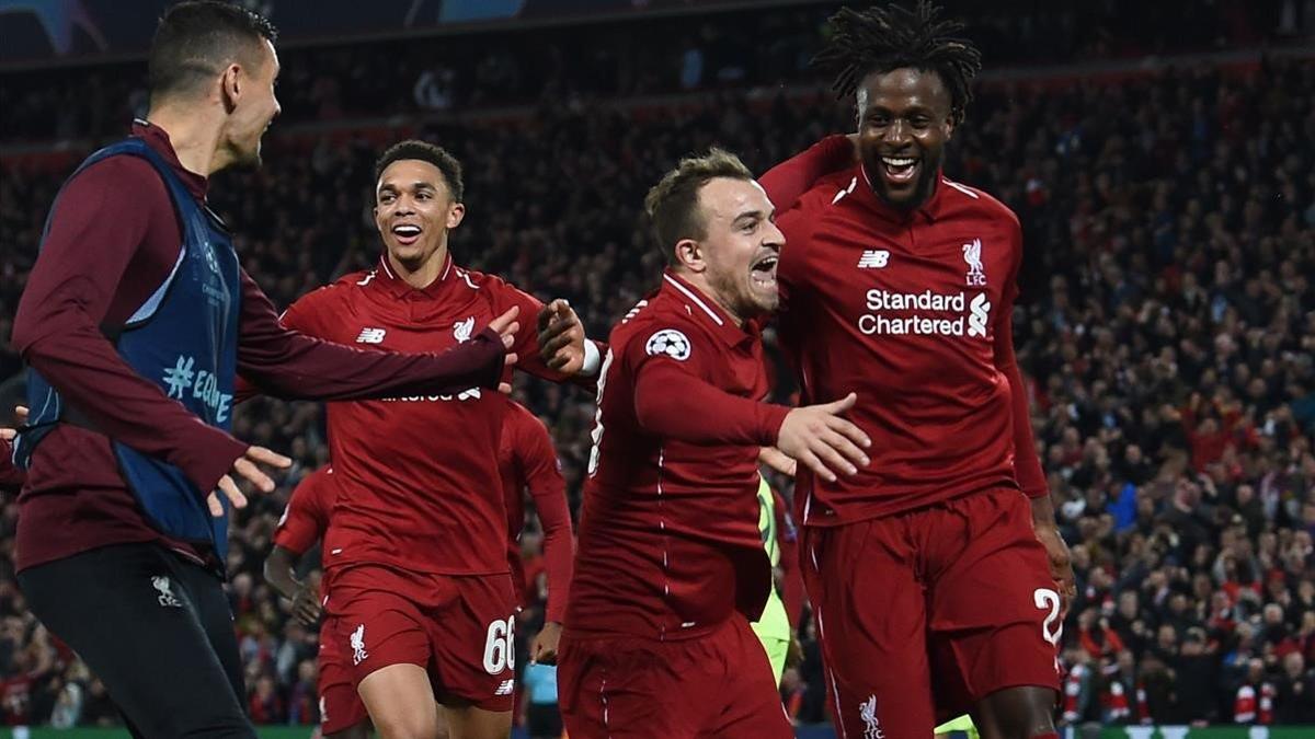 Origi celebra con Shaqiri la victoria del Liverpool sobre el Barça.