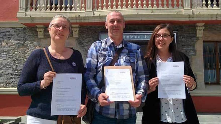 Barca Fernández, Óscar Fernández y Jara González, en Navia.