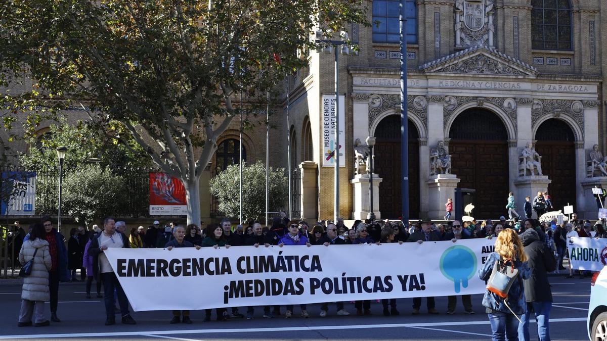 Cientos de personas se concentran contra el cambio climático en Zaragoza