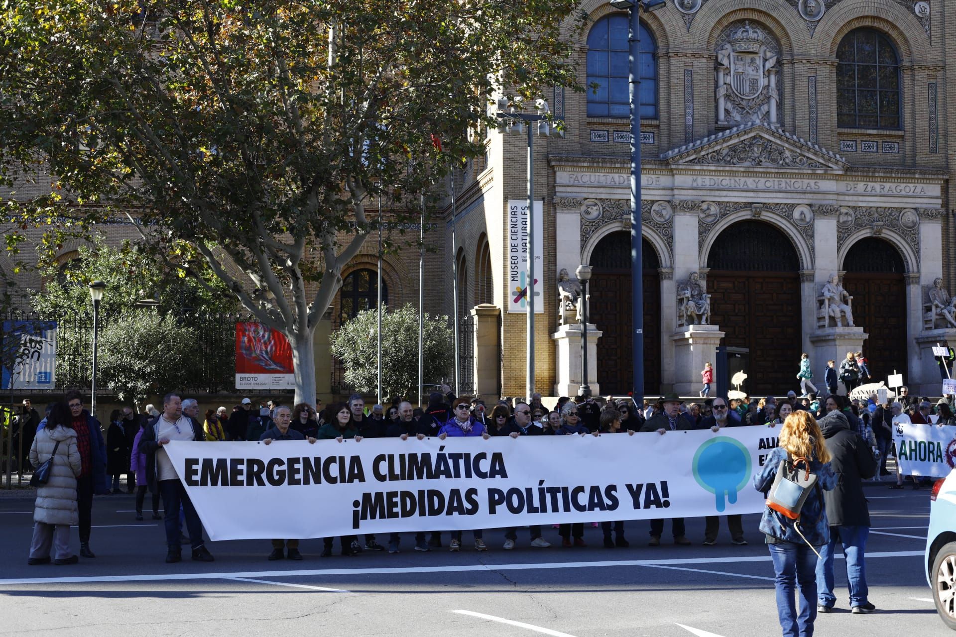 Cientos de personas se concentran contra el cambio climático en Zaragoza