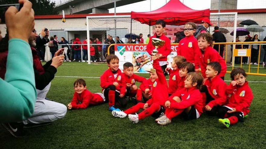 Equipo biberón de la Escola Estrada de Fútbol Base, ganador en Rois.