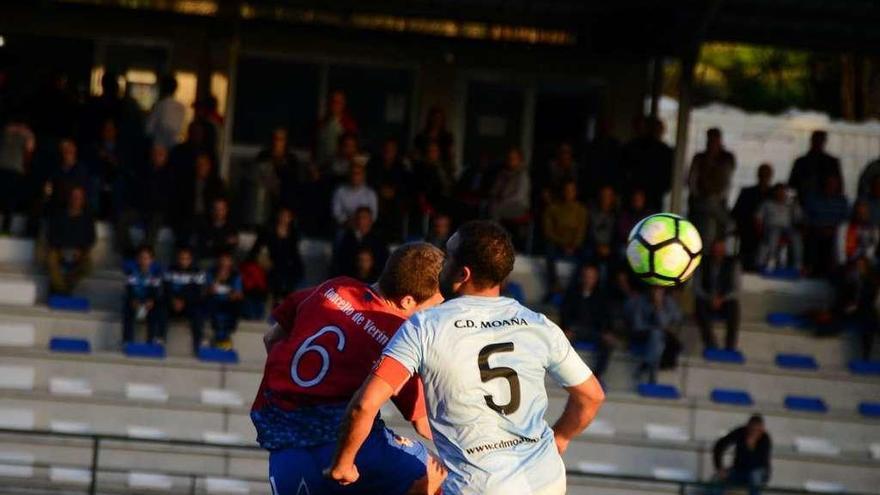 El futbolista del Moaña Javi pelea por un balón aéreo con el jugador del Verín Adrián. // Gonzalo Núñez