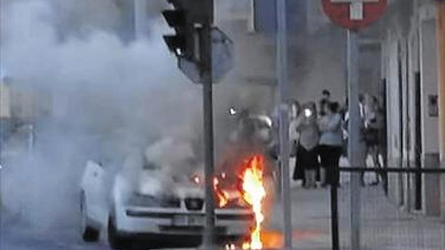 Arde un coche en la esquina de la calle herrero