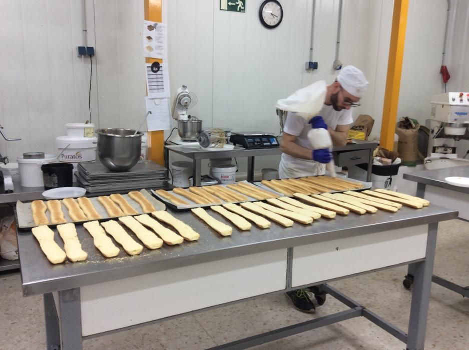 Elaboración de torrijas en el obrador de Tejeros.