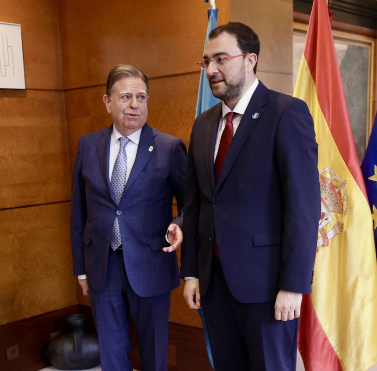 Canteli y Barbón, ayer, posando antes de su reunión en Presidencia. | I. C.