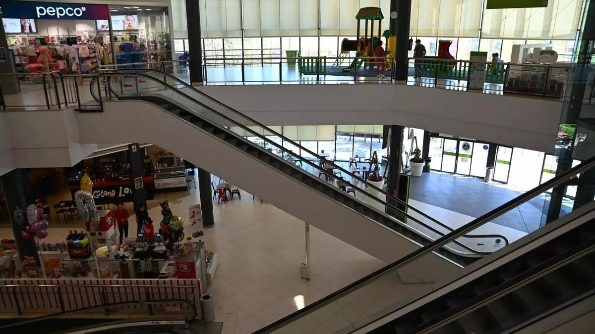 Interior del Centro comercial La Sierra.