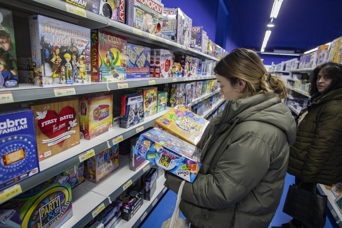 Xàtiva. Compra de juguetes para reyes en la tienda Juguettos