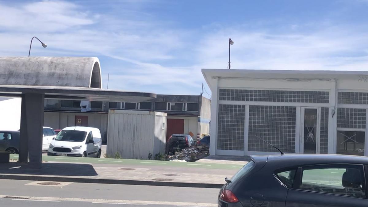 Imagen del inacabado galpón de servicios anexo a la nueva terminal de autobuses de Ribeira
