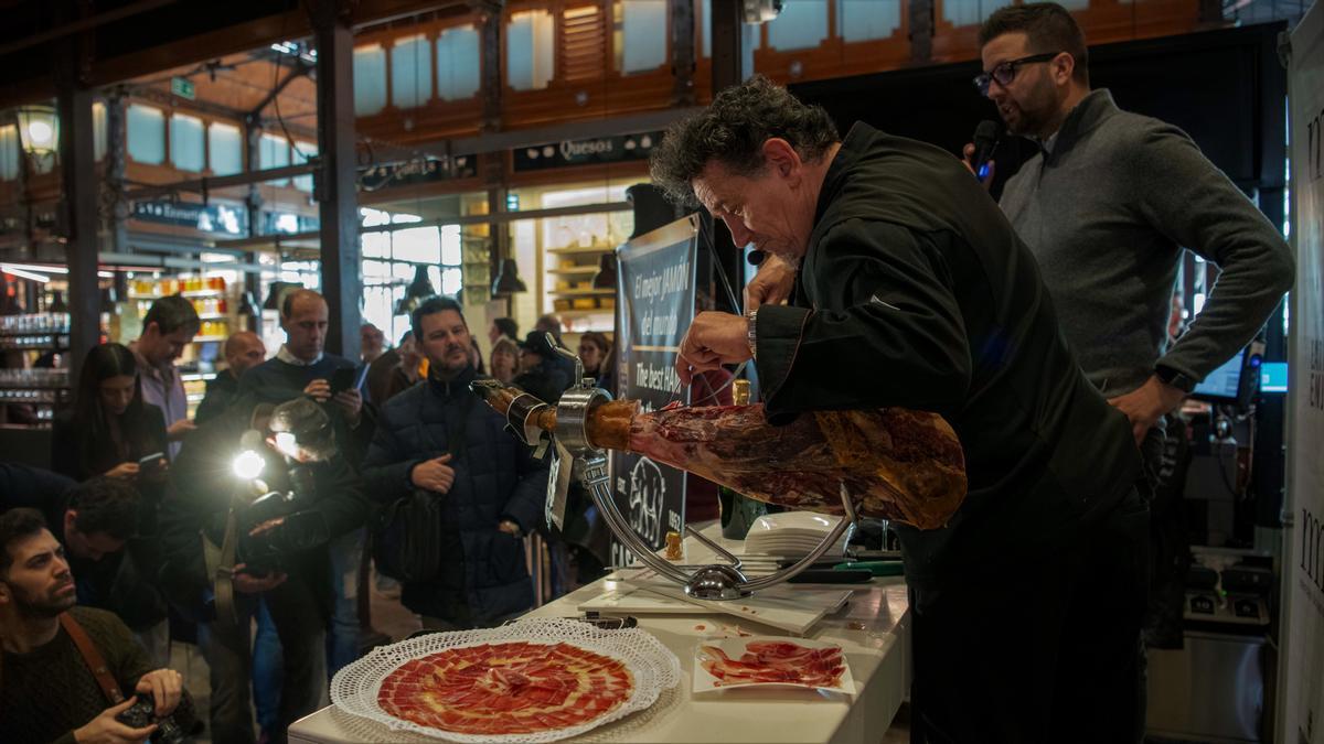 Hidalgo y Sanchidrián durante la cata celebrada en el Mercado de San Miguel