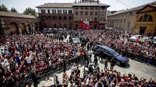 Imagen del exterior de la Basílica de San Ambrogio de Milán donde se ofició el funeral. | EFE