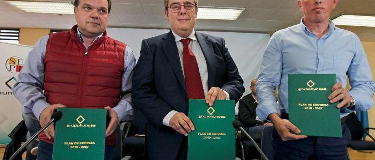 Gregorio Rabanal, en el centro; José Luis Alperi, a su derecha, y Rubén García sostienen el plan de empresa 2019-2027 que firmaron ayer en la sede de Hunosa.