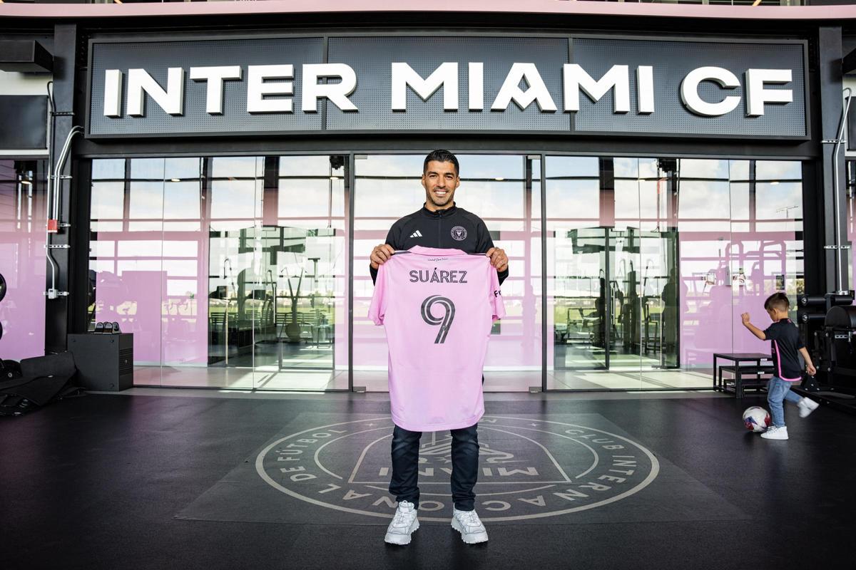 ¡Cómo le sienta el rosa! Luis Suárez ya posa con la camiseta del Inter de Miami