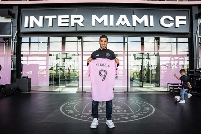Luis Suárez ya posa con la camiseta del Inter de Miami