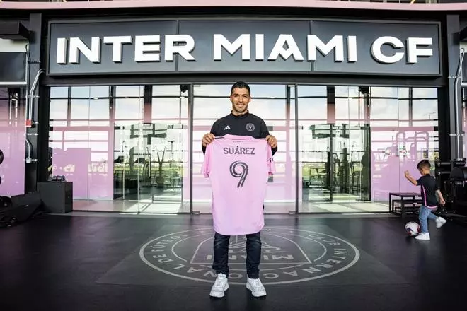 ¡Cómo le sienta el rosa! Luis Suárez ya posa con la camiseta del Inter de Miami