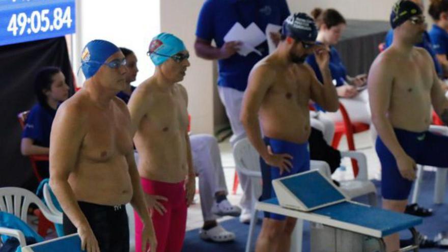 David López-Zubero, a la izquierda, ayer en la piscina del Parque del Oeste. |