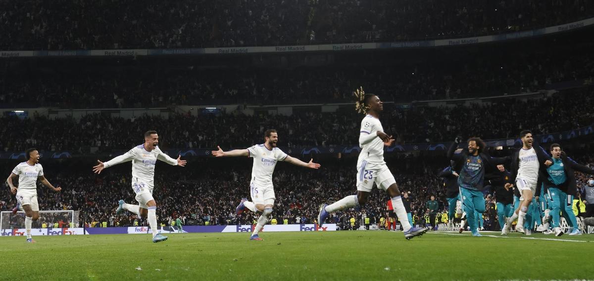 MADRID, 09/03/2022.- Los jugadores del Real Madrid celebran la victoria ante el París Saint Germain, al término del partido de vuelta de los octavos de final de la Liga de Campeones disputado hoy miércoles en el estadio Santiago Bernabéu. EFE/Juanjo Martín