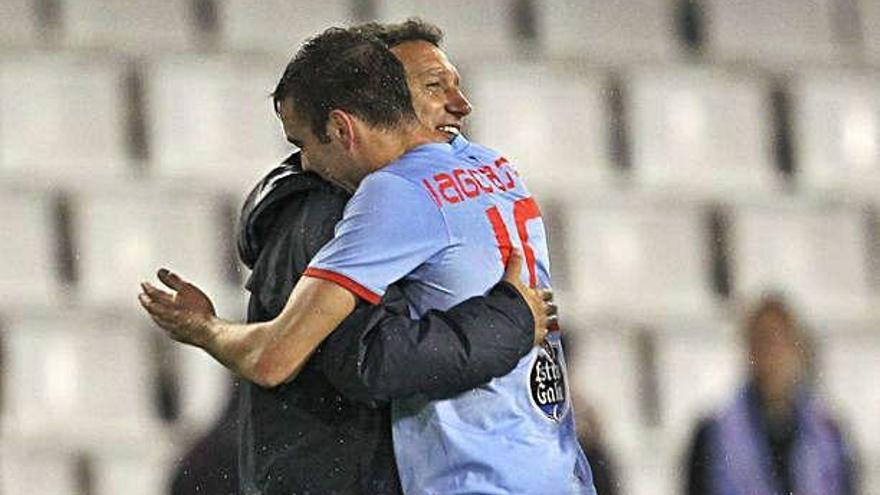 Eusebio Sacristán s&#039;abraça a Iago Aspas durant la seva etapa al capdavant de la banqueta del Celta del 2008 al 2019.