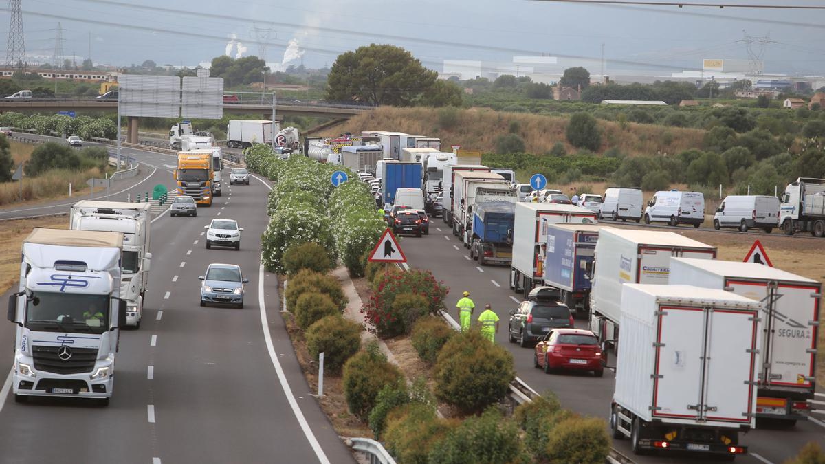 Imagen del accidente que tuvo lugar en la AP-7, en Castelló, y que dejó colas.