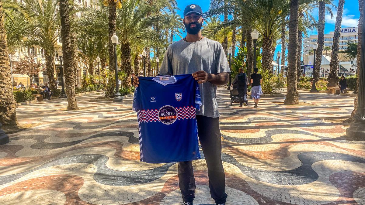 Santiago Mosquera posa con la camiseta del EÓN Horneo Alicante en el paseo de la Explanada de Alicante.