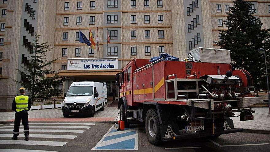 La UME desinfecta el entorno de la residencia de mayores de Los Tres Árboles.