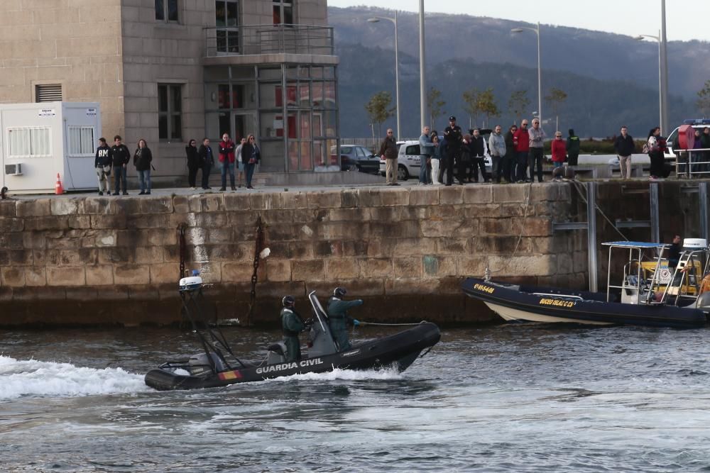 Amigos de Alexis Macía participantes en el rastreo localizaron el cadáver sobre la arena, cerca de la proa del pesquero hundido "Mar de Marín"