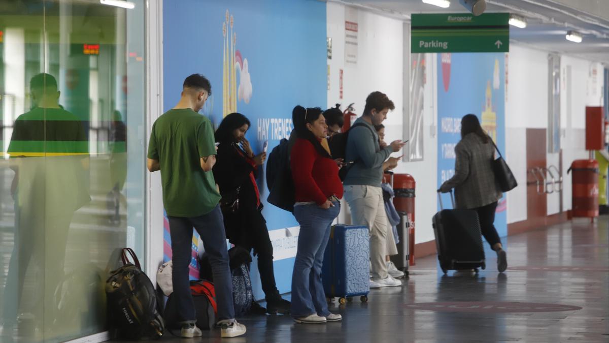 Viajeros esperando a su autobús en la estación Delicias de Zaragoza