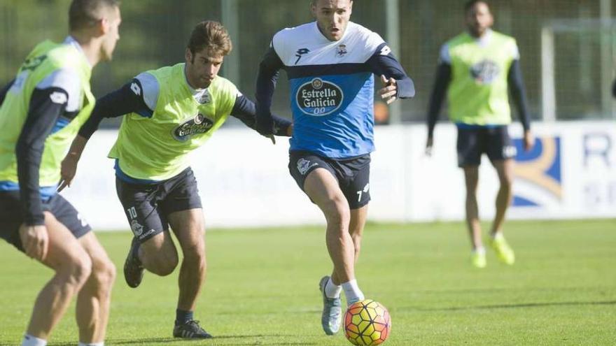 Lucas encara la portería durante el entrenamiento de ayer en la ciudad deportiva.