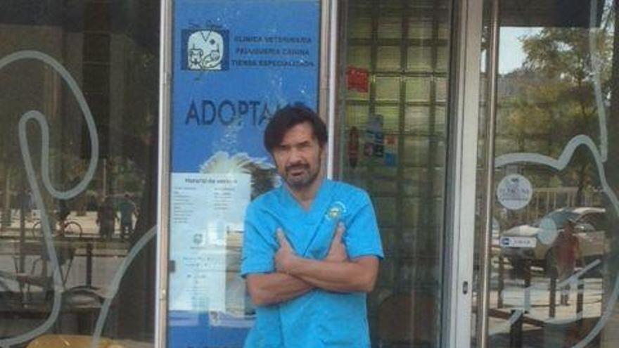 El doctor Jara es el veterinario de San Roque.