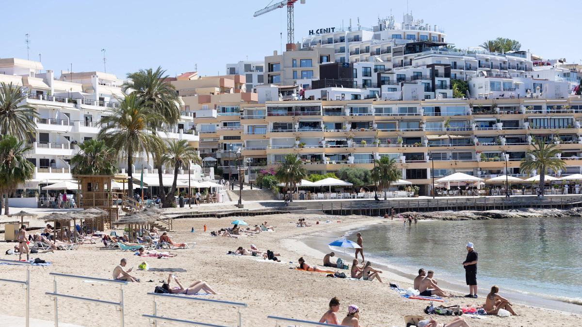 Turistas en ses Figueretes en mayo.