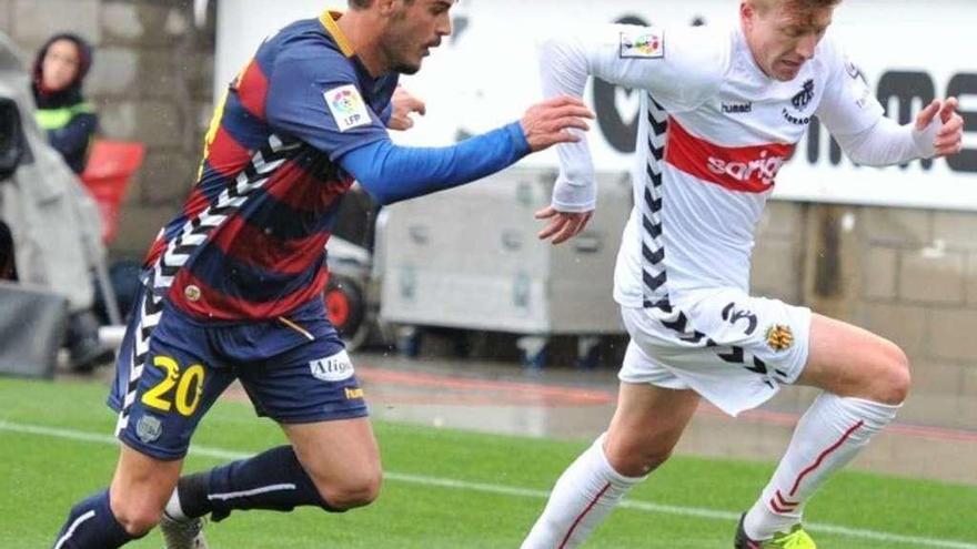 Mossa, con la pelota, se va de Edu Oriol, del Llagostera.