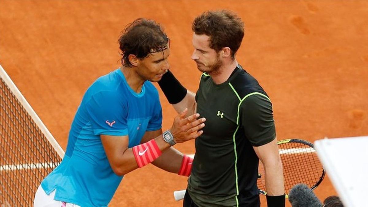 Nadal felicita a Murray tras caer derrotado en la final del Mutua Madrid Open.