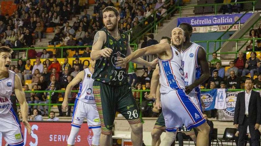 Van Wijk ve salir despedido el balón durante el último partido en casa del COB, ante Alicante. // C. Peteiro