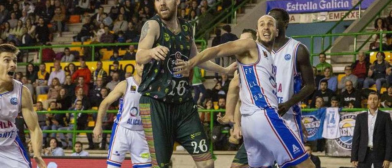 Van Wijk ve salir despedido el balón durante el último partido en casa del COB, ante Alicante. // C. Peteiro