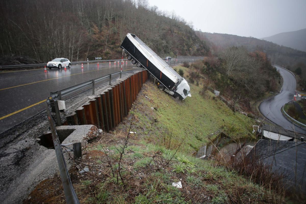 Un camión en equilibrio en una gran pendiente tras un accidente en la carretera N-VI, a 17 de marzo de 2023, en O Castro, Vega de Valcarce, León, Castilla y León (España).