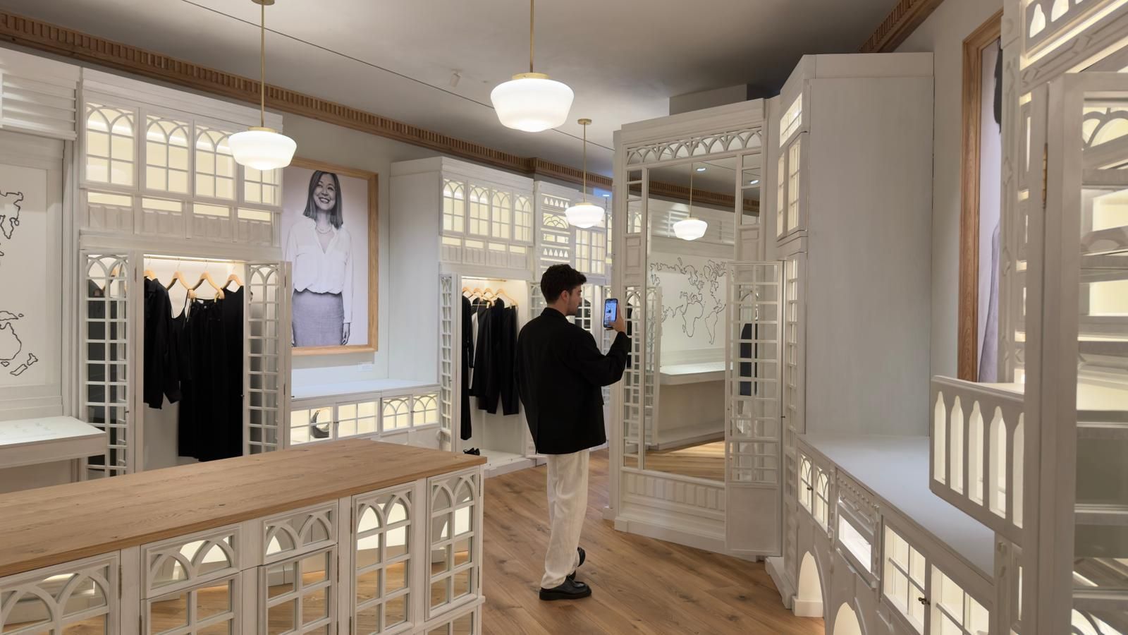 Reinauguración de la primera tienda de Zara: un homenaje a la Marina y una colección exclusiva
