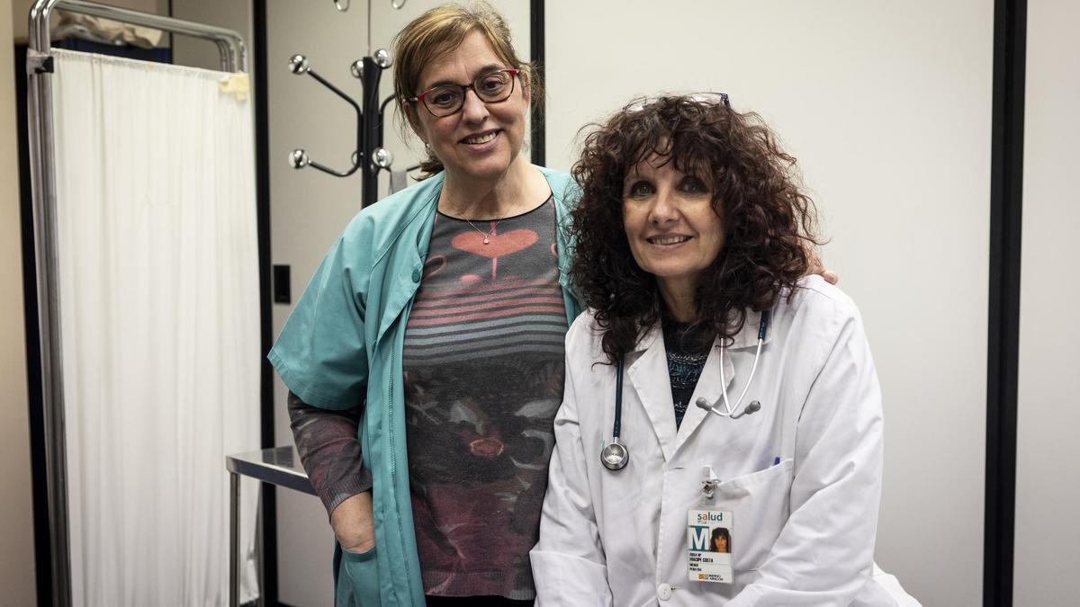 Cristina Alonso y Rosa Macipe, médica de Atención Primaria y pediatra del centro de salud San Pablo.