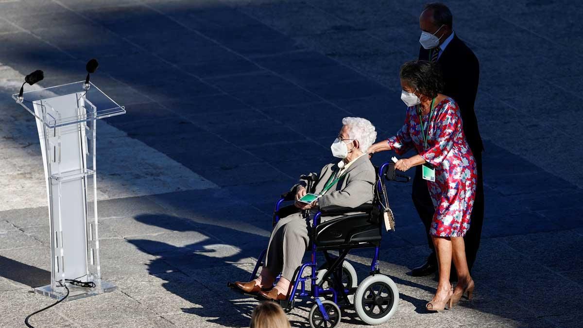 Araceli, la primera vacunada d’Espanya, fa una crida als joves: «Respectin la pandèmia»