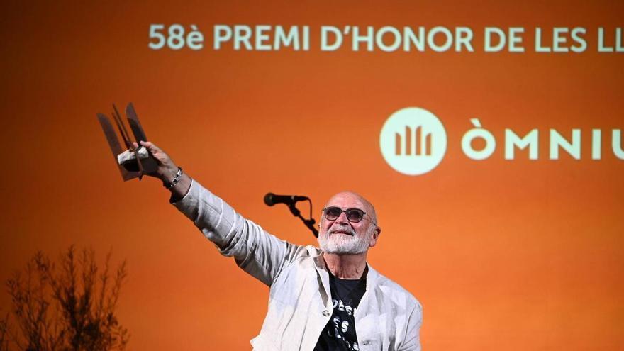 Biel Mesquida, al recoger el Premi d’Honor de les Lletres Catalanes: "Donde haya un profesor, que los políticos agachen la cabeza avergonzados"