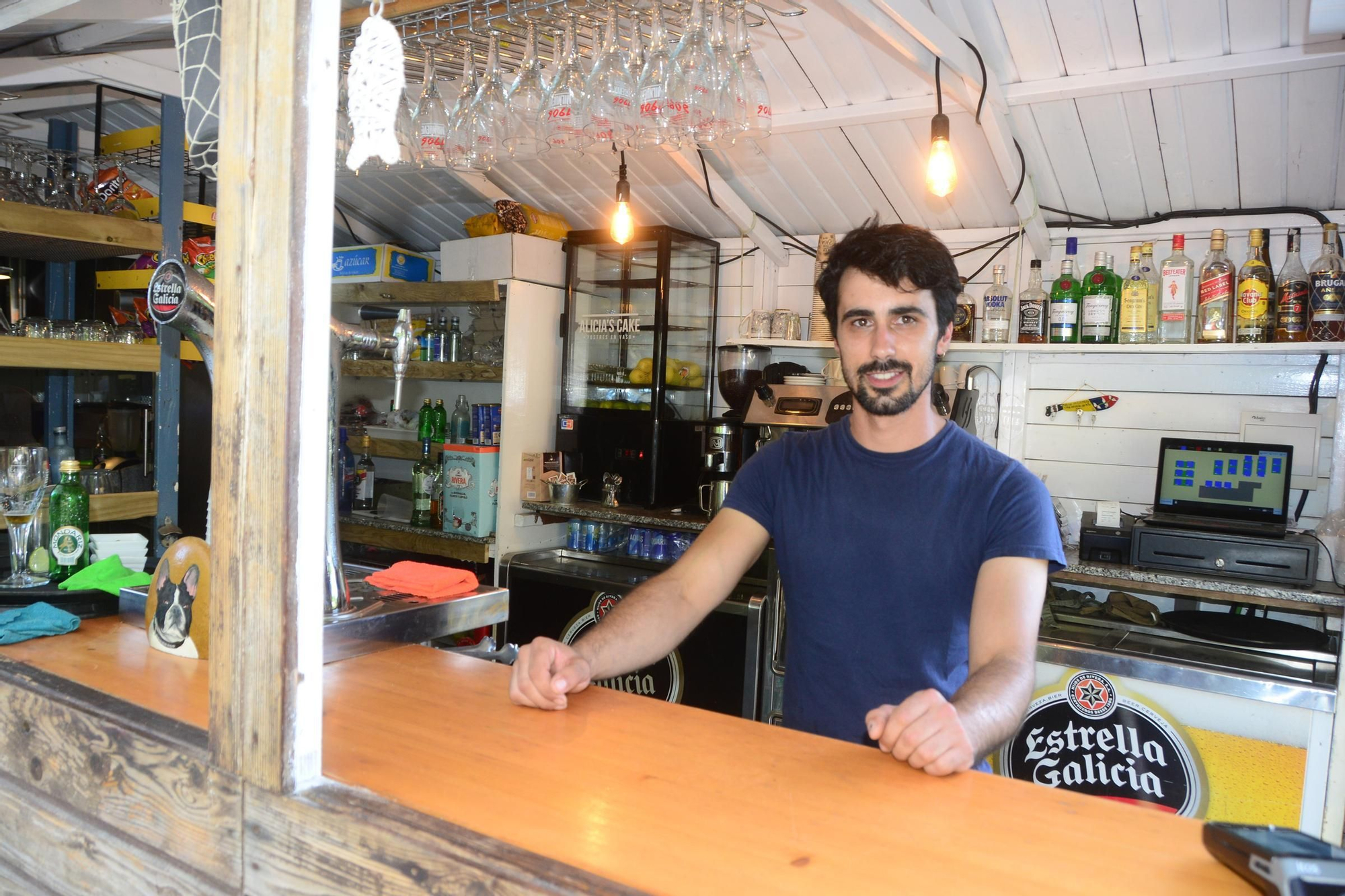 Adrián Portas, del chiringuito de Castiñeiras, Cangas.