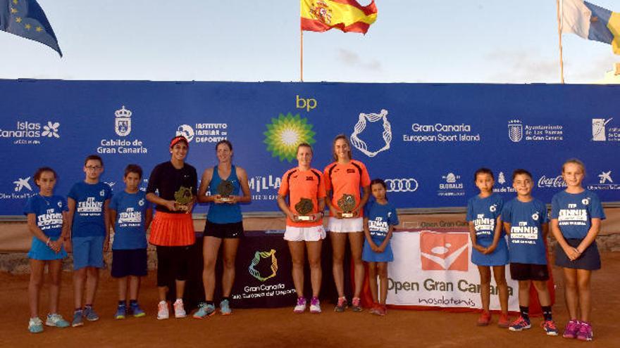 Las vencedoras y finalistas de dobles, tras la entrega de trofeos.