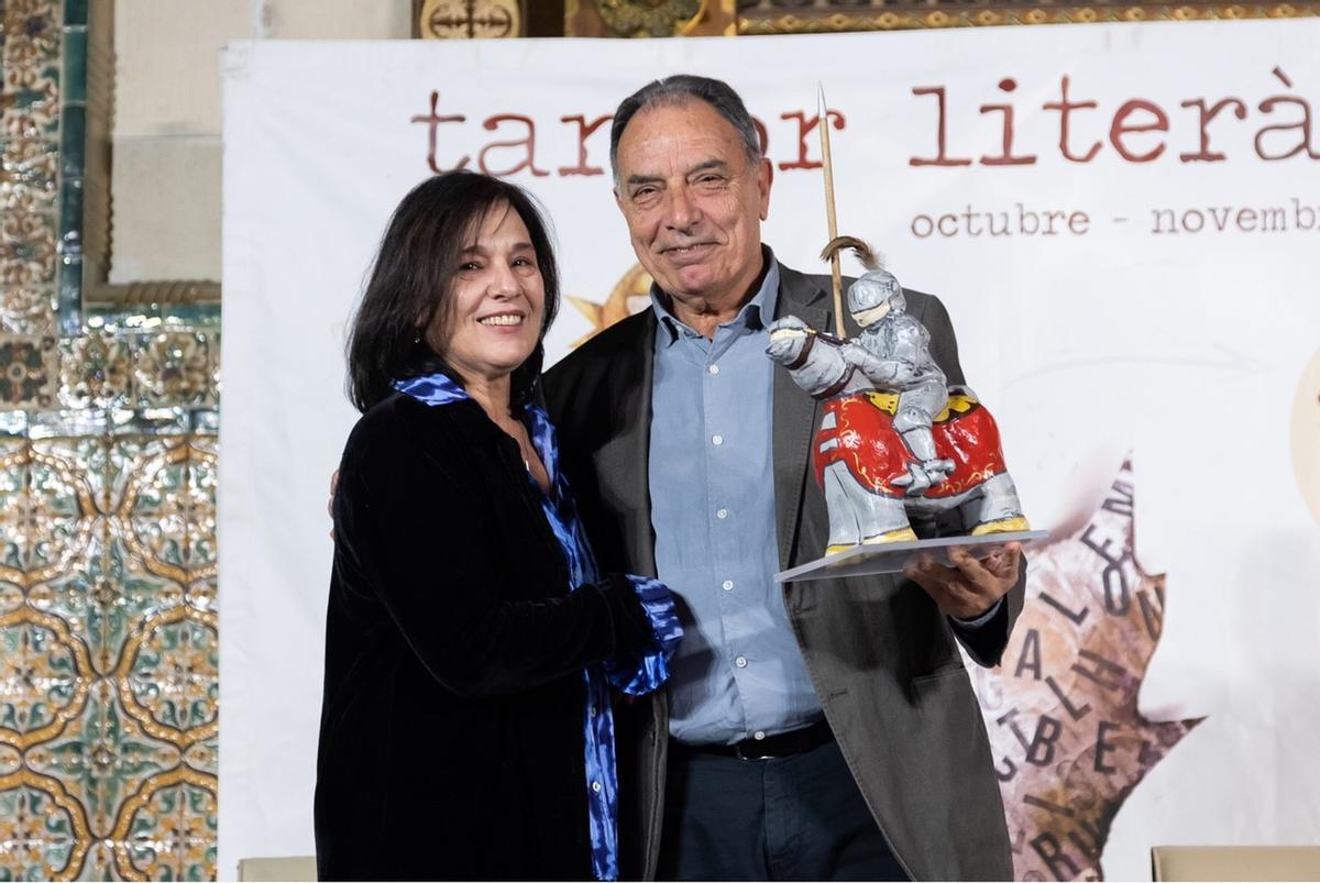 MIQUEL BERGA. Premi Joanot Martorell 2025 i PILAR BELTRAN, representant d’Edicions 62 del Grup Planeta.
