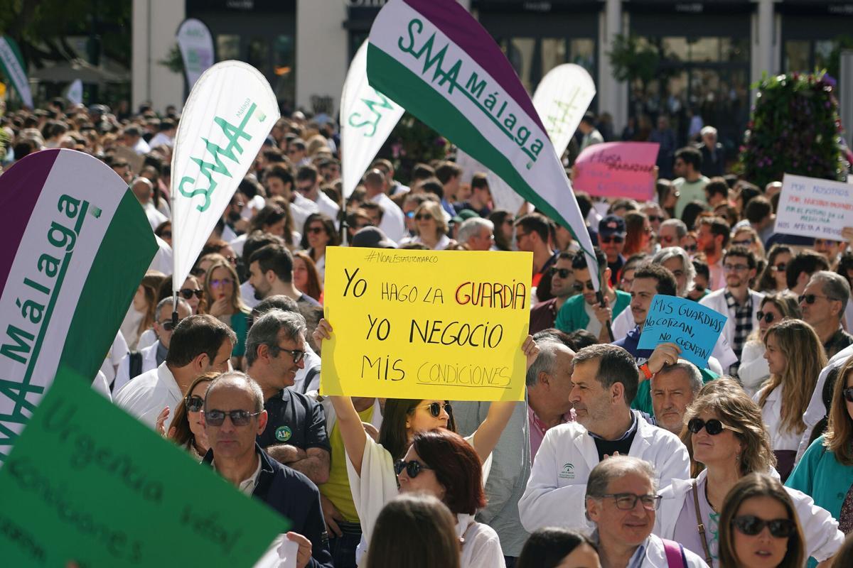 Manifestación convocada por el Sindicato Médico Andaluz con motivo de la tercera jornada consecutiva de huelga contra el estatuto marco del Ministerio de Sanidad.