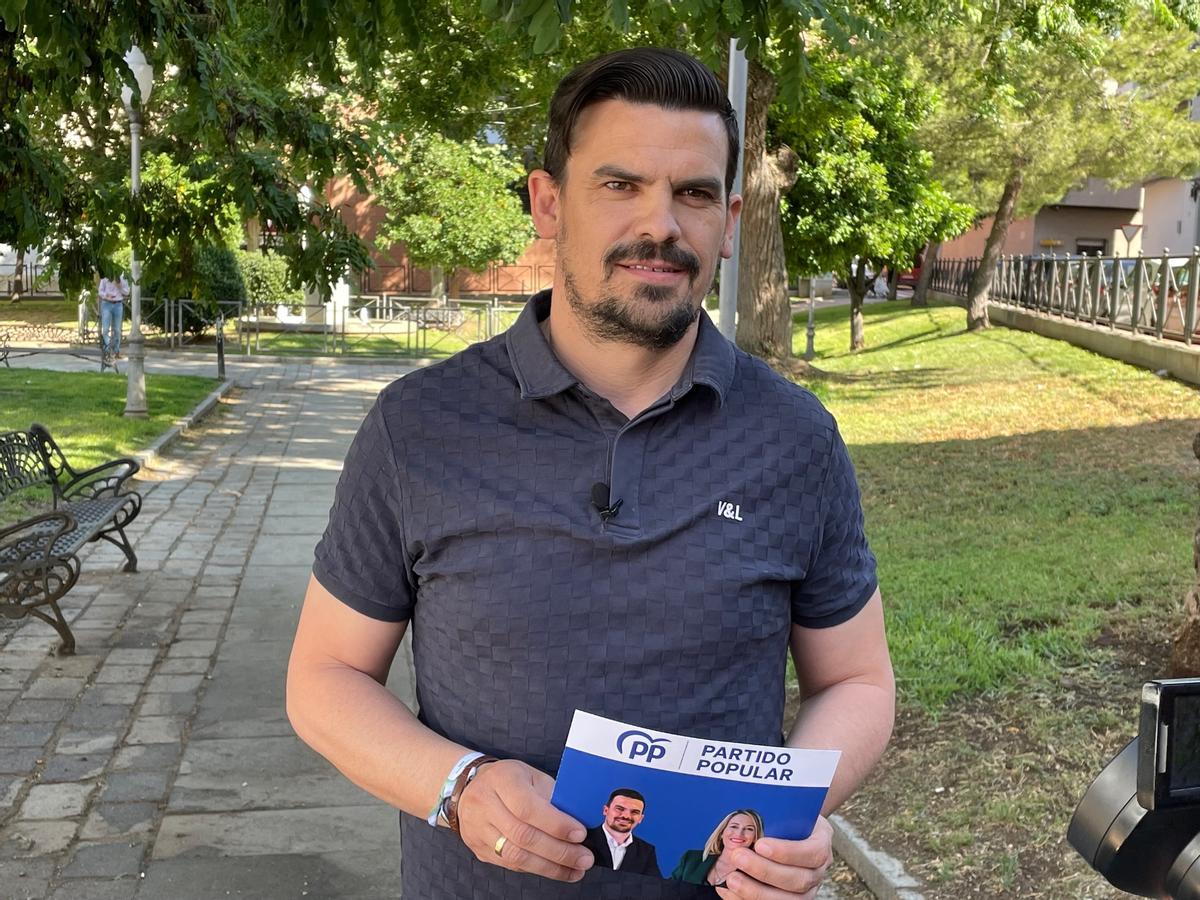 Santi Amaro, en la plaza de Luis Chamizo dando a conocer sus propuestas en materia de familia.