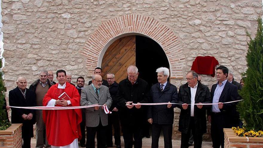 Puesta de largo de la restauración de la ermita en una jornada festiva