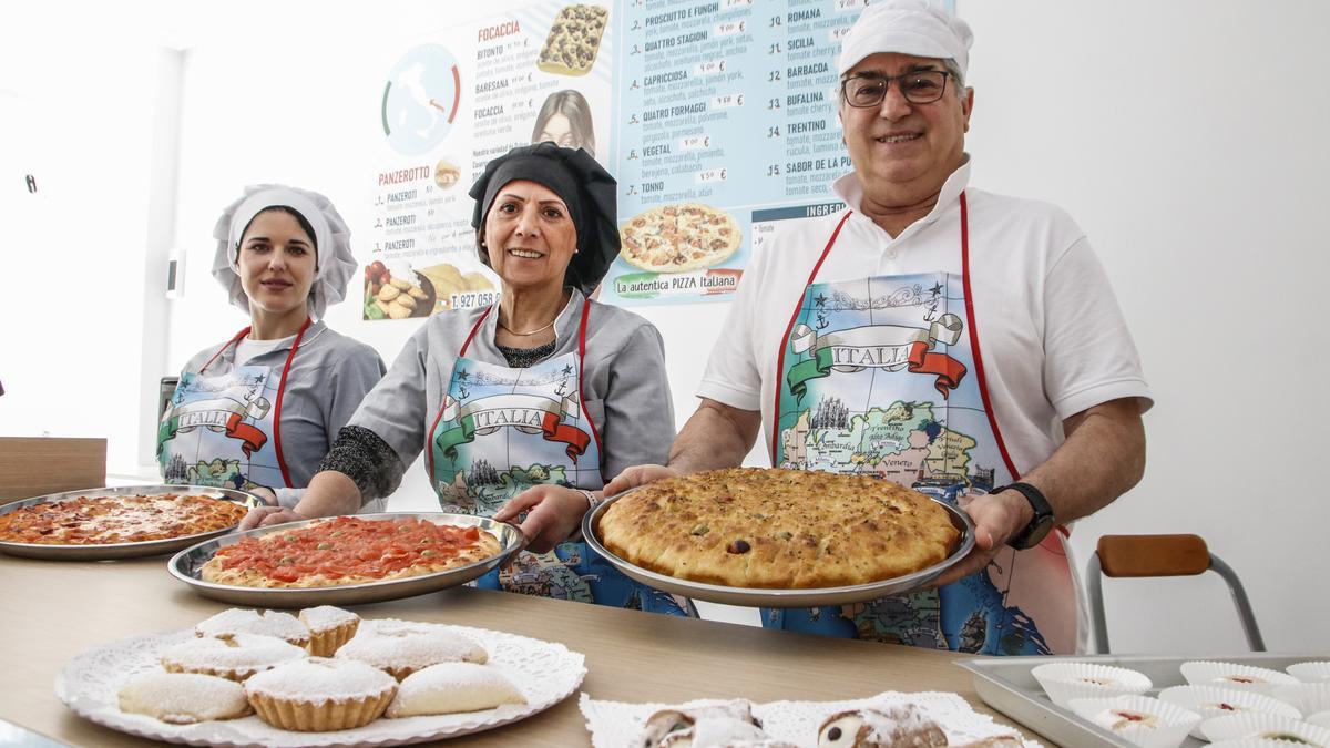 Alicia, Grazia y Giovanni muestran los platos de &#039;Sabor de la Puglia&#039;.