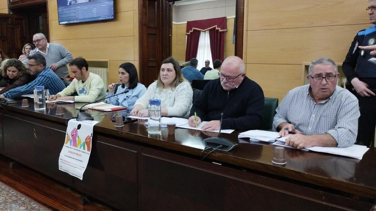 Por la derecha, Francisco Torre, José Luis García, Pamela Álvarez y Melania Montes, con los tres ediles del PSOE sentados a su izquierda, en el Pleno de Langreo de este martes.