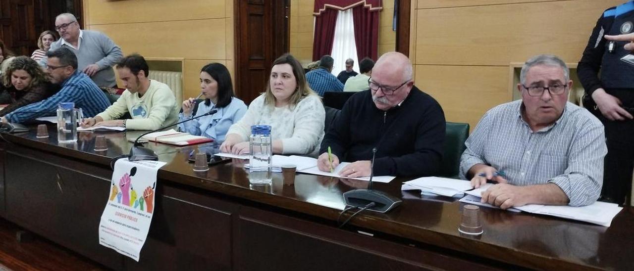 Por la derecha, Francisco Torre, José Luis García, Pamela Álvarez y Melania Montes, con los tres ediles del PSOE sentados a su izquierda, en el Pleno de Langreo de este martes.