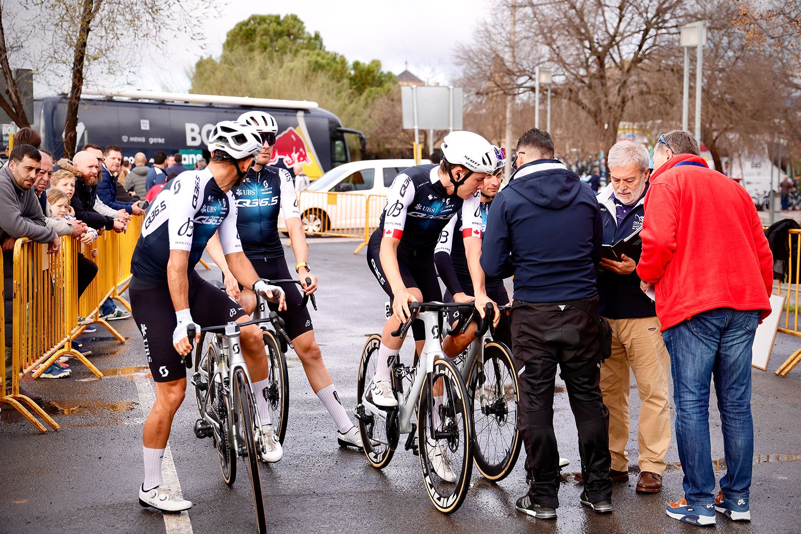 La salida de la etapa de Córdoba de la Vuelta a Andalucía en imágenes